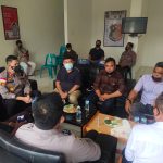 Ketua PWI Paluta Tohong P Harahap membarikan SK kepengurusan PWI Kepada Kapolres Tapsel AKBP Roman Smardhana Elhaj di Mapolsek Padang Bolak, Selasa (18/01/2022). 