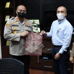 Kapolres Sergai AKBP Ali Machfud menerima cendramata dari Kacab Bank Mandiri Muhammad Zakir (kanan).
