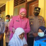 Kapolres Palas,AKBP Indra Yanitra Irawan.SIK.M.Si dan Ketua Bhayangkari Cabang Palas,Nyonya Indah Indra Yanitra kunjungi sejumlah sekolah yang melaksanakan kegiatan vaksinasi anak usia 6-11 tahun.