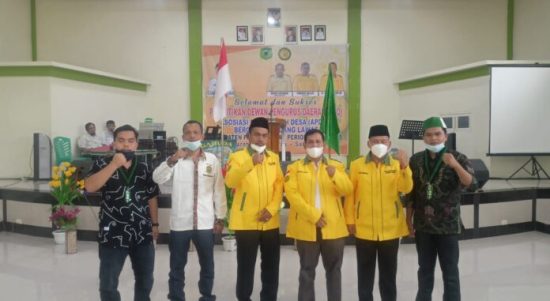 Ketua APdes Bercahaya Palas,Hamdani Daulay bersama Sekretaris,Abner Hasibuan dan Bendahara M.Tawar Hasibuan diapit Sekretaris KAHMI dan Ketua HMI Palas.