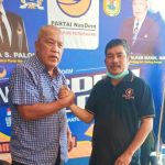 Ketua DPD Partai NasDem Sergai Drs Joni Walker Manik (kiri) salam komando dengan M Saragih yang bergabung ke NasDem.