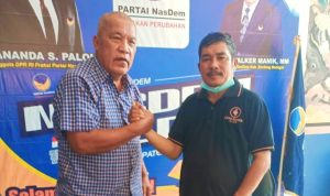 Ketua DPD Partai NasDem Sergai Drs Joni Walker Manik (kiri) salam komando dengan M Saragih yang bergabung ke NasDem.