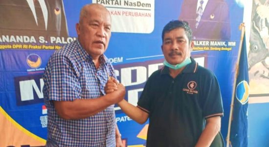 Ketua DPD Partai NasDem Sergai Drs Joni Walker Manik (kiri) salam komando dengan M Saragih yang bergabung ke NasDem.