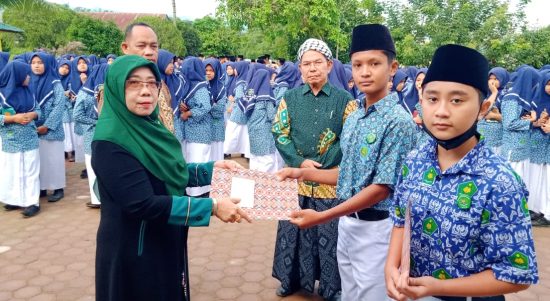 Kepala MTsN 1 Palas,Hj Mahnidar Azwarni Nasution.S.Ag melantik pengurus OSIM priode 2020/2023 yang di Ketuai Fatih Natama.  
