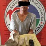 Seorang pengedar narkoba jenis daun ganja,NSN menjalani pemeriksaan diruang Satresnarkoba Polres Palas. 