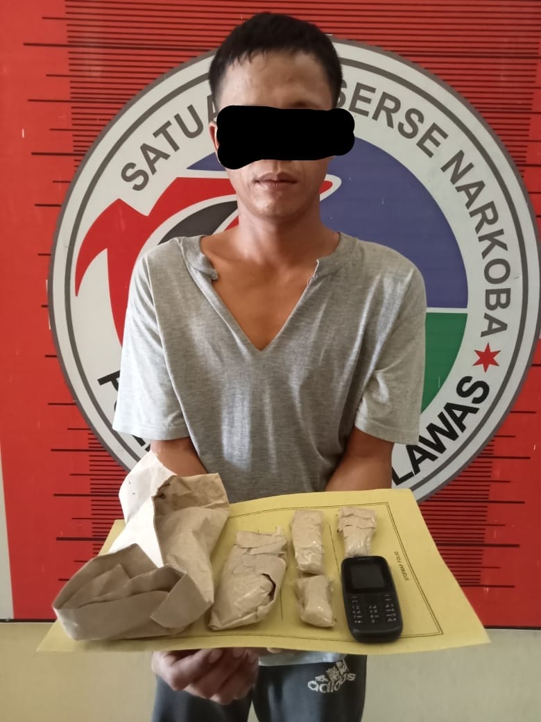 Seorang pengedar narkoba jenis daun ganja,NSN menjalani pemeriksaan diruang Satresnarkoba Polres Palas. 