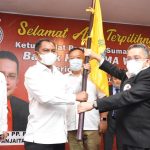 H Darma Wijaya (Bupati Sergai) menerima pataka PGSI yang diserahkan Ketua Pengurus Pusat Trimedya Panjaitan (kanan) usai dikukuhkan sebagai Ketua Umum Pengurus Provinsi (Pengprov) Persatuan PGSI Sumut periode 2022-2026.