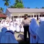 Kapolsek Barumun,AKP Miptahuddin didampingi Bhabinkamtibmas,Bripka Zulkipli Hasibuan memberikan penyuluhan dan imbauan vaksin anak kepada pelajar SD 
