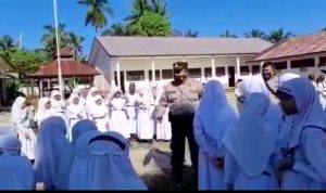 Kapolsek Barumun,AKP Miptahuddin didampingi Bhabinkamtibmas,Bripka Zulkipli Hasibuan memberikan penyuluhan dan imbauan vaksin anak kepada pelajar SD 