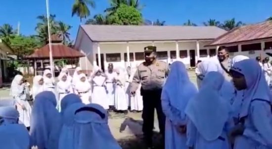 Kapolsek Barumun,AKP Miptahuddin didampingi Bhabinkamtibmas,Bripka Zulkipli Hasibuan memberikan penyuluhan dan imbauan vaksin anak kepada pelajar SD 