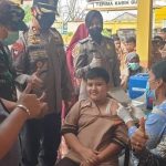 Kapolres Palas,AKBP Indra Yanitra Irawan.SIK.M.Si didampingi Asisten I Setdakab,Panguhum Nasution.S.Sos dan Asisten II,Marza Jennova.S.Sos meninjau percepatan vaksinasi anak di sekolah.