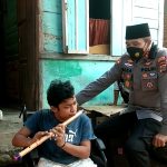 Ket fhoto : Kapolres Madina AKBP H.M. Reza Chairul, A.S, S.I.K, S.H, M.H Di dampingi Kapolsek Siabu, Menyerahkan bantuan kursi roda kepada Nasrin Penyandang disabilitas yang jago main seruling.