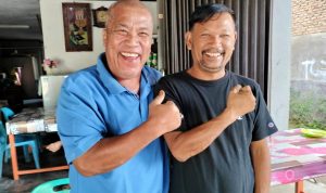 Ketua DPD NasDem Kabupaten Sergai Drs Joni Walker Manik MM (kiri) bersilaturahmi ke DPD NasDem Kabupaten Samosir yang diwakili Ketua Fraksi NasDem Kabupaten Samosir, Polma Gurning.