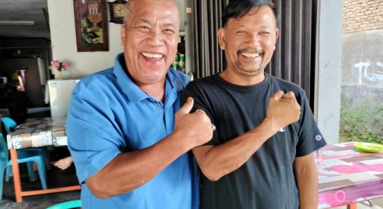 Ketua DPD NasDem Kabupaten Sergai Drs Joni Walker Manik MM (kiri) bersilaturahmi ke DPD NasDem Kabupaten Samosir yang diwakili Ketua Fraksi NasDem Kabupaten Samosir, Polma Gurning.