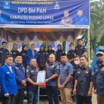Ketua DPW BM-PAN Sumatera Utara Mora Harahap didampingiKetua DPD PAN Padang Lawas Sufriady Halomoan Hasibuan MM dan Ketua MPPD PAN Padang Lawas Sahrun Hasibuan menyerahkan SK Formatur kepada Ketua DPD BM-PAN Padang Lawas Basaruddin Hasibuan