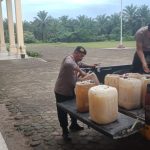 Polisi mengamankan barang bukti miras jenis tuak sebanyak 20 diregen dan tiga unit sepeda di Polres Palas.  