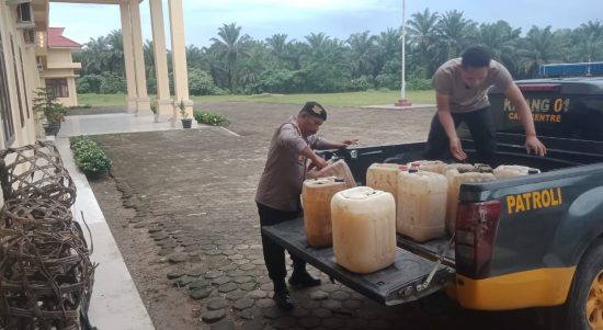 Polisi mengamankan barang bukti miras jenis tuak sebanyak 20 diregen dan tiga unit sepeda di Polres Palas.  