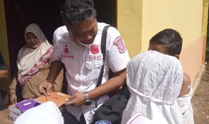Kasat Reskrim Polres Palas memberikan buku dan pulpen kepada setiap siswa yang divaksinasi