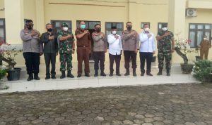 Kapolda Sumut Irjen Pol RZ Panca Putra Simanjuntak poti bersama dengan Plt .Bupati Palas drg.H.Ahmad Zarnawi Pasaribu ,MM.M.SI , Kapolres Palas AKBP Indra Yanitra Irawan.SIK.M.Si , Waka Polres Kompol JW Sijabat,dan para PJU