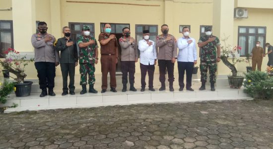 Kapolda Sumut Irjen Pol RZ Panca Putra Simanjuntak poti bersama dengan Plt .Bupati Palas drg.H.Ahmad Zarnawi Pasaribu ,MM.M.SI , Kapolres Palas AKBP Indra Yanitra Irawan.SIK.M.Si , Waka Polres Kompol JW Sijabat,dan para PJU