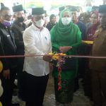 Plt Bupati Padang Lawas H.Ahmad Zarnawi Pasaribu di dampingi Sekda Arpan Nasution S.Sos, Wakil Ketua II Dprd Palas Sahrun Hasibuan, Plt Camat Sosa Julu Muliadi Hasibuan SPd, pada pengguntingaan pita peresmian Kantor Camat Sosa Julu.