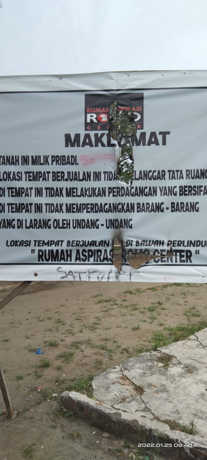 Plank Maklumat Romo Center yang berada di lokasi Pekan Lelo Dusun X Desa Firdaus Kecamatan Sei Rampah dibakar Orang Tak Dikenal (OTK), Selasa (25/01/2022).