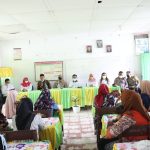 Kapolres Sergai AKBP Ali Machfud (depan 4 dari kiri) saat memberikan sosialisasi tentang vaksin anak di SDN 105405 Sentang, Rabu (26/1/2022)
