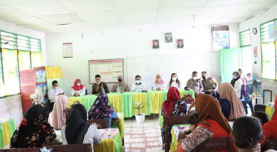 Kapolres Sergai AKBP Ali Machfud (depan 4 dari kiri) saat memberikan sosialisasi tentang vaksin anak di SDN 105405 Sentang, Rabu (26/1/2022)