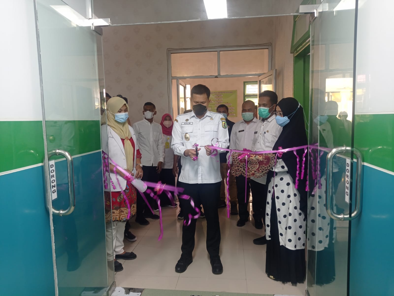 Usai meresmikan Laboratorium Polymerase Chain Reaction (PCR) di RSUD Sultan Sulaiman Sei Rampah,Rabu (26/1/2022),Wabup Sergai Adlin Tambunan langsung melakukan tes PCR.