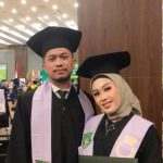 dr. Siti Rika Mardyna Pohan (Rika) dan Bambang Swedy Pardede (Bambang) usai diwisuda secara offline.