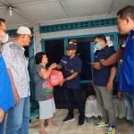Ketua PWI Sergai Edi Saputra kepada istri almarhum pengurus PWI Sergai idampingi Sekretaris Darmawan, Wakil Ketua Robetson Banjarnahor, Wakil Sekretaris Sugiono dan Dewan Penasehat H Zainal Abidin.