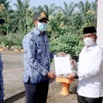 Plt Bupati Palas,drg.H.Ahmad Zarnawi Pasaribu.CHt.MM.M.Si didampingi Sekda Arpan Nasution.S.Sos dan Kepala BKDPSDM Palas,Adi Putra Halomoan Hasibuan.S.Si.M.SI menyerahkan SK PNS kepada 158 CPNS dilingkungan pemerintah Kabupaten Palas.