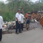 Dinas DLHK Kabupaten Palas bersama Pemerintah Kecamatan Lubuk Barumun melakukan kegiatan gotong royong membersihkan sampah warga yang dibuang disembarang tempat.  
