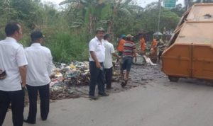 Dinas DLHK Kabupaten Palas bersama Pemerintah Kecamatan Lubuk Barumun melakukan kegiatan gotong royong membersihkan sampah warga yang dibuang disembarang tempat.  