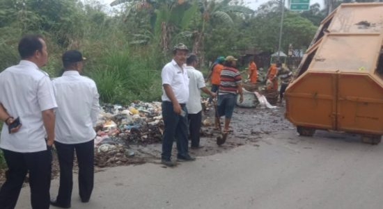 Dinas DLHK Kabupaten Palas bersama Pemerintah Kecamatan Lubuk Barumun melakukan kegiatan gotong royong membersihkan sampah warga yang dibuang disembarang tempat.  