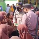 Para siswa madrasah yang telah divaksin menerima pemberian hadiah Kapolres Palas yang dibagikan Kapolsek Barumun,AKP Miftahuddin.