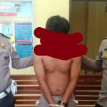 Pelaku pencuri handphone WSJS bersama barang bukti menjalani pemeriksaan di Polsek Barumun.