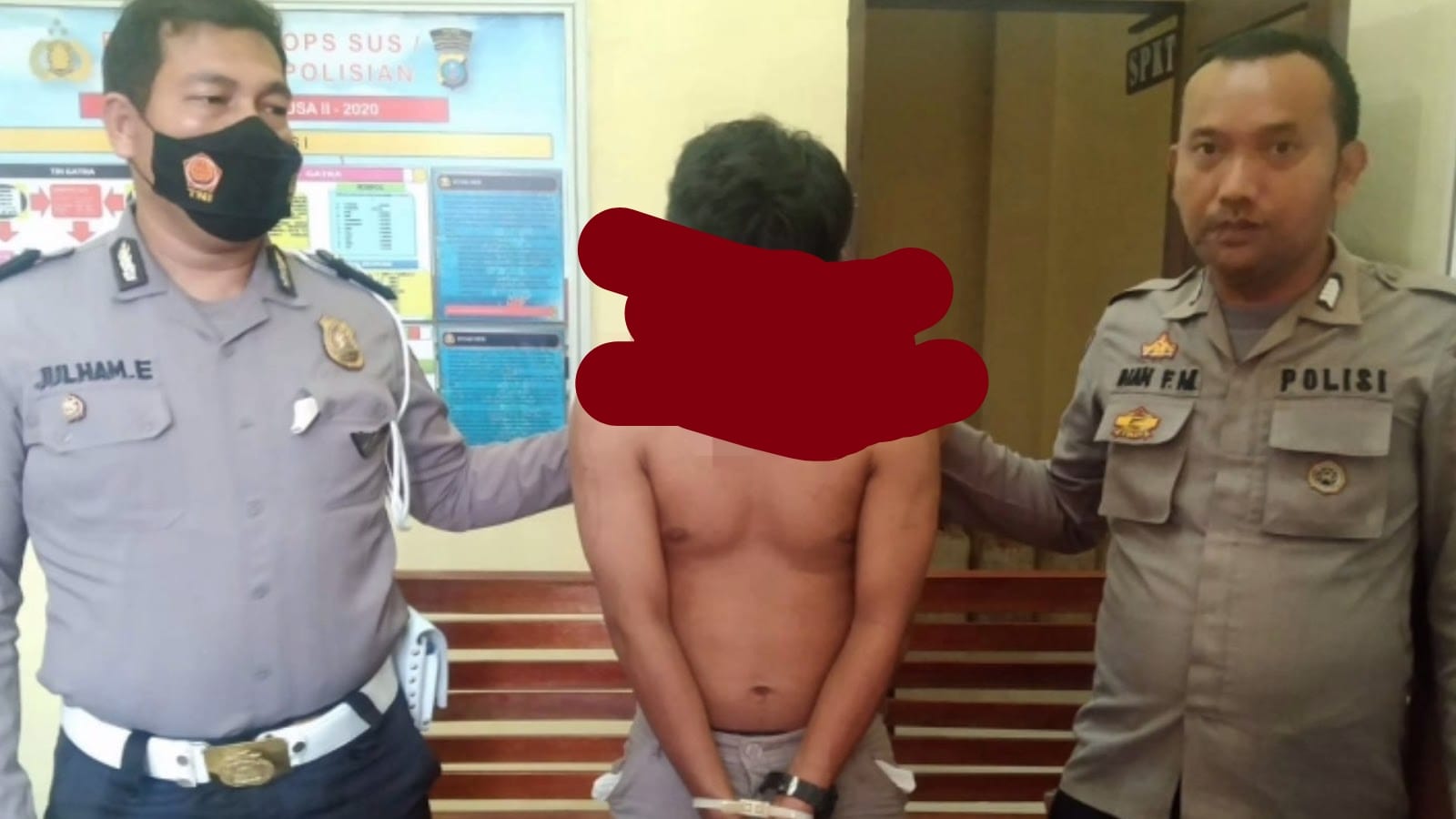 Pelaku pencuri handphone WSJS bersama barang bukti menjalani pemeriksaan di Polsek Barumun.