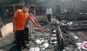 Tim Inafis Polres Sergai dan personel Polsek Dolok Masihul menunjukkan sisa kebakaran rumah Edi Surya warga Tanjung Harap yang ludes dilalap si jago merah.