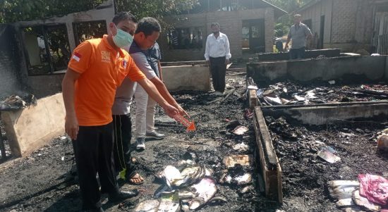 Tim Inafis Polres Sergai dan personel Polsek Dolok Masihul menunjukkan sisa kebakaran rumah Edi Surya warga Tanjung Harap yang ludes dilalap si jago merah.