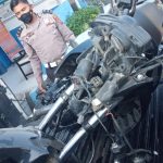 Personil Unit Laka Satlantas Polres Sergai, mengevakusi sepeda motor Honda Verza yang rusak parah usai senggolan dengan truk trailer.