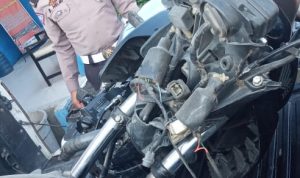Personil Unit Laka Satlantas Polres Sergai, mengevakusi sepeda motor Honda Verza yang rusak parah usai senggolan dengan truk trailer.