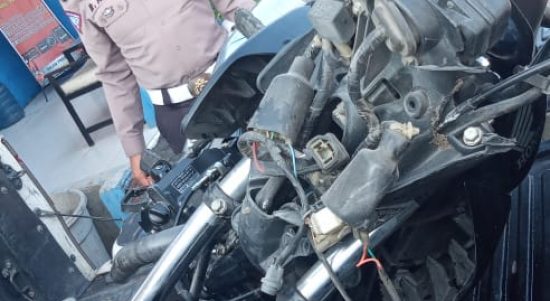 Personil Unit Laka Satlantas Polres Sergai, mengevakusi sepeda motor Honda Verza yang rusak parah usai senggolan dengan truk trailer.