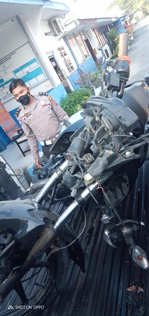 Personil Unit Laka Satlantas Polres Sergai, mengevakusi sepeda motor Honda Verza yang rusak parah usai senggolan dengan truk trailer.