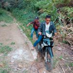Kondisi badan jalan kabupaten jurusan dusun Ampolu - Desa Pangaribuan. Pengendara roda dua pun terlihat kesulitan saat melintasi jalan yang terkesan tidak disentuh pembangunan.