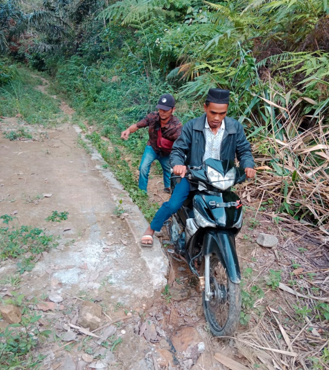 Kondisi badan jalan kabupaten jurusan dusun Ampolu - Desa Pangaribuan. Pengendara roda dua pun terlihat kesulitan saat melintasi jalan yang terkesan tidak disentuh pembangunan.