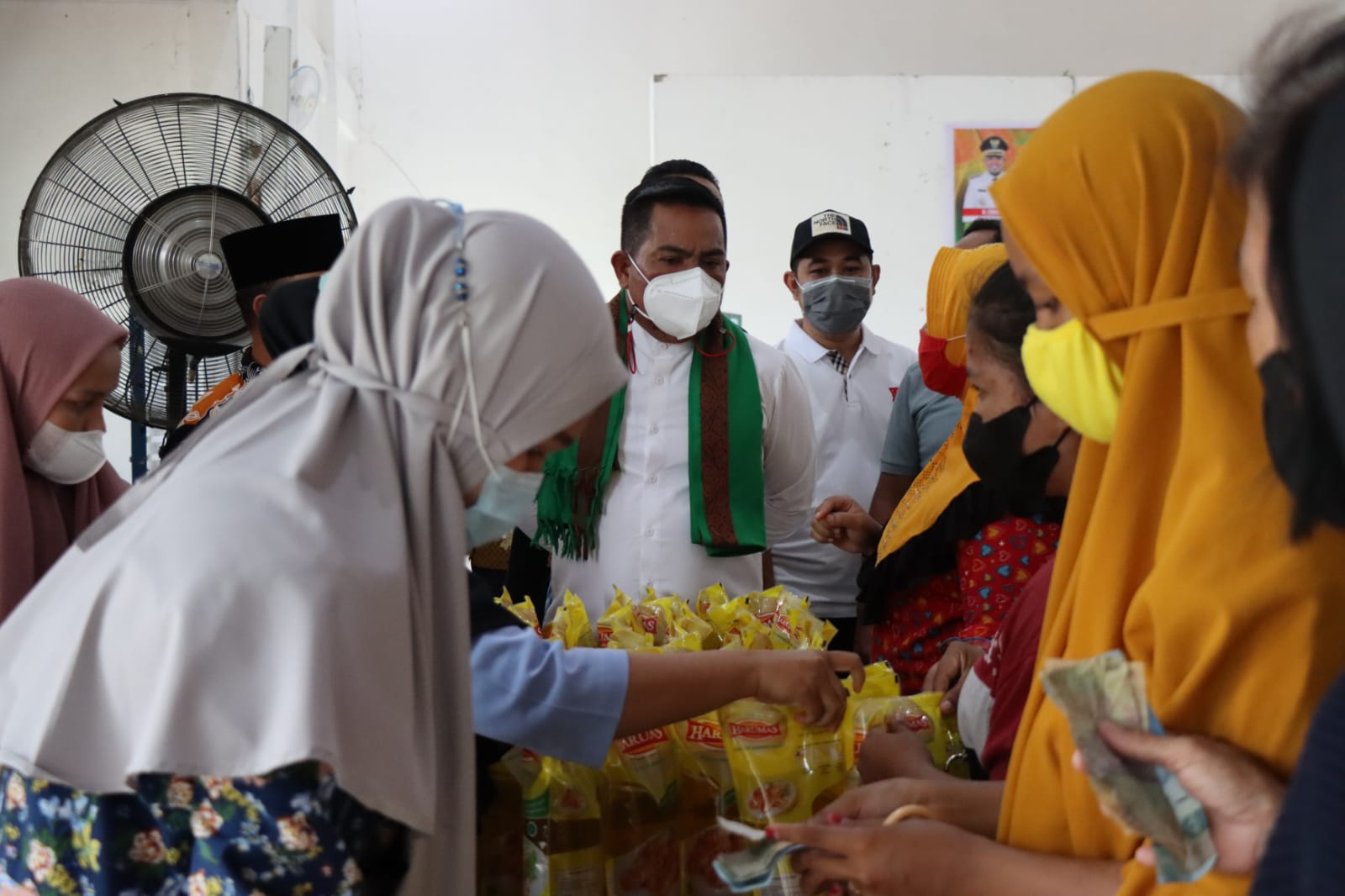 Bupati Pelalawan buka secara resmi operasi pasar minyak goreng