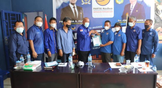 Ketua DPD NasDem Sergai beserta jajaran menyerahkan SK kepada Pengurus DPC pada acara Rakerda I Partai NasDem Sergai Tahun 2022 bertempat di Rumah Besar Partai NasDem Kabupaten Serdang di Sei Bamban, Sabtu (29/1/2022)