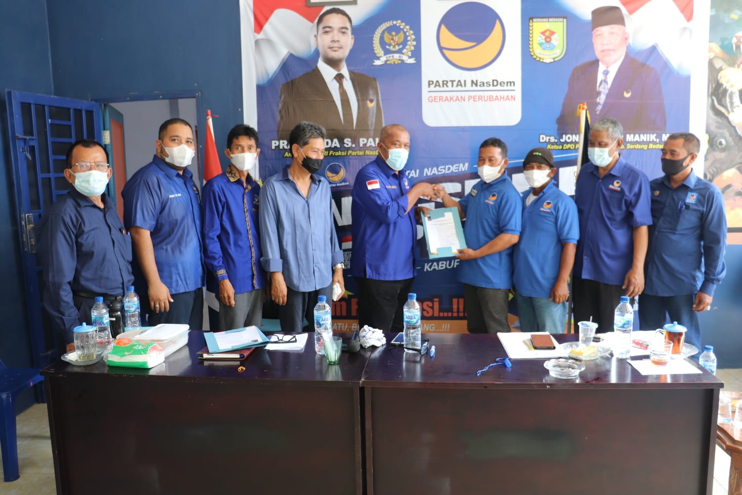 Ketua DPD NasDem Sergai beserta jajaran menyerahkan SK kepada Pengurus DPC pada acara Rakerda I Partai NasDem Sergai Tahun 2022 bertempat di Rumah Besar Partai NasDem Kabupaten Serdang di Sei Bamban, Sabtu (29/1/2022)
