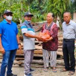Ketua PWI Sergai Edi Saputra di dampingi Sekretaris Darmawan dan Rubino Wakil Direktur Sahabat Semua (kanan) menyerahkan bantuan sembako kepada Nek Nurdiana.